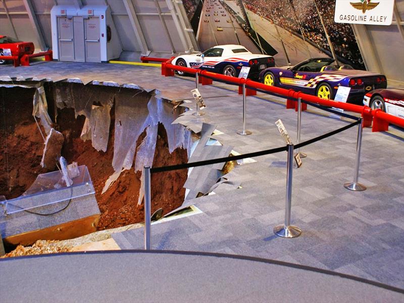 8 Corvettes clásicos son tragados por la tierra