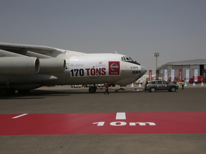 Nissan Patrol arrastrando avión de 170 toneladas