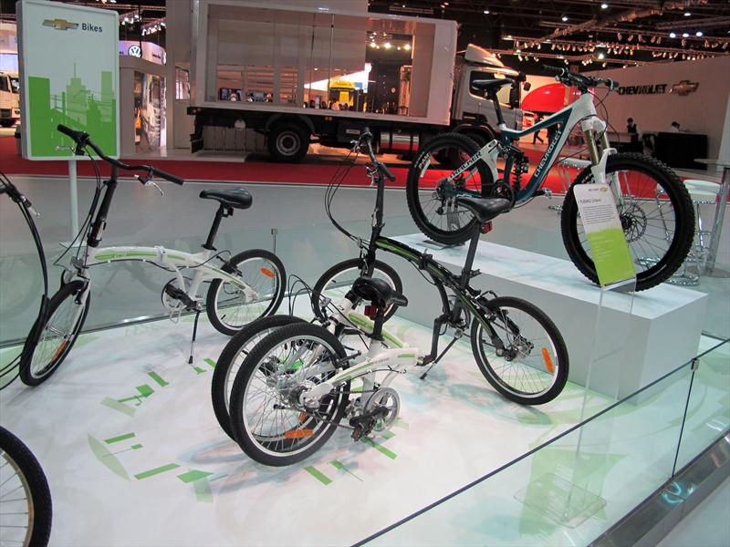 Chevrolet Spark EV y bicis en el Salón de BA 2013