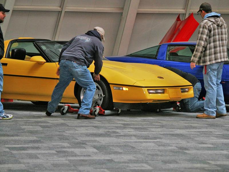 8 Corvettes clásicos son tragados por la tierra