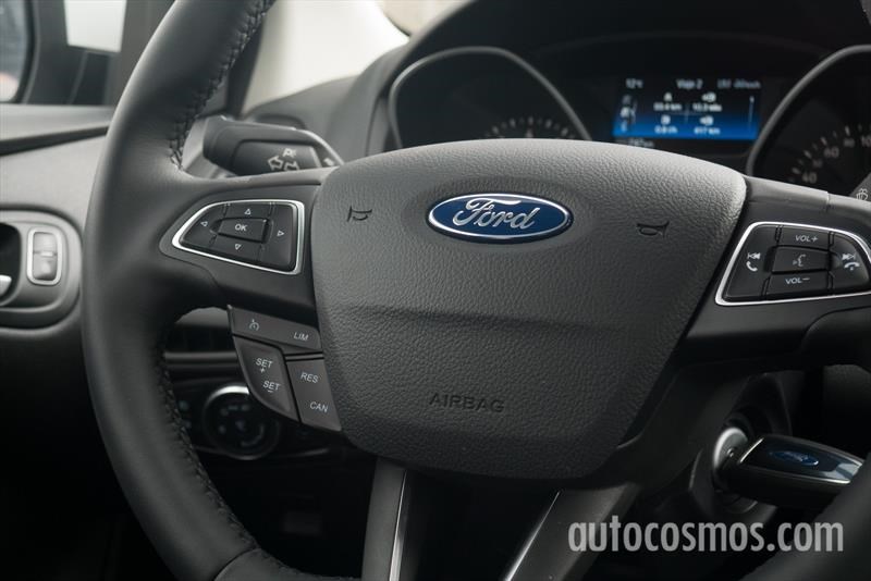 Ford Focus sedán a prueba
