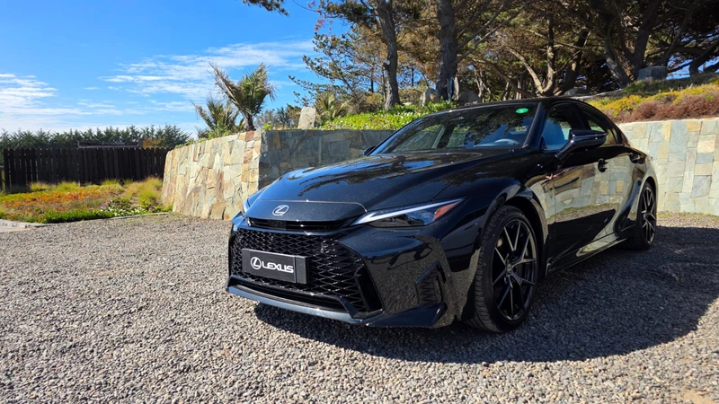 Lexus IS 300h 2026 en Chile