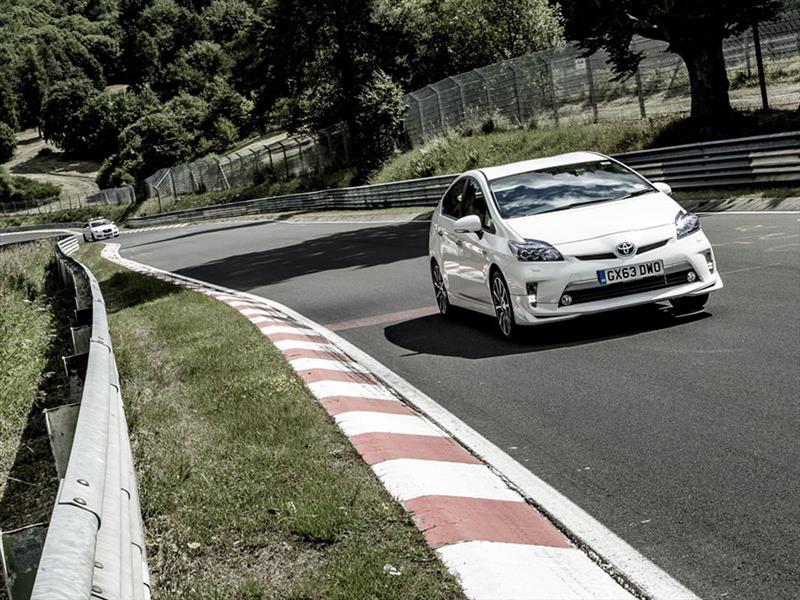 Toyota Prius se aventura en Nürburgring
