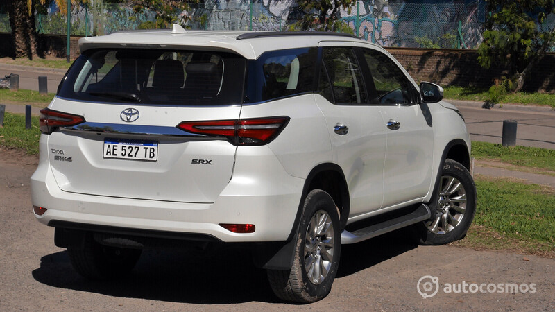 Test Drive Toyota Hilux 2021