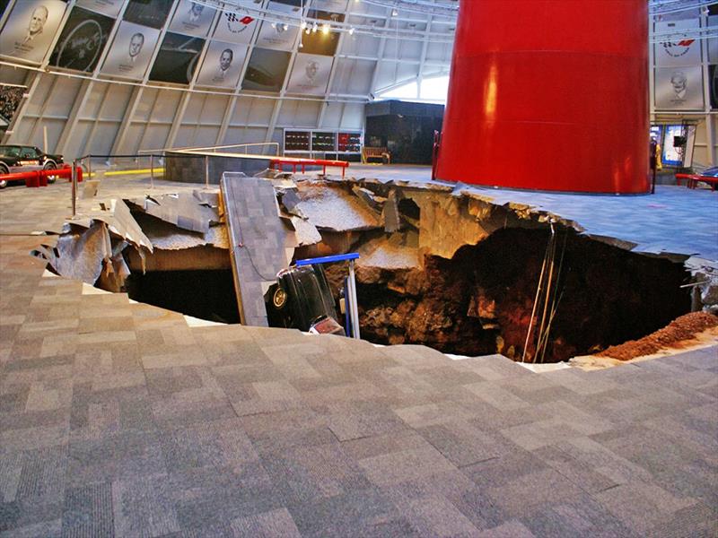 8 Corvettes clásicos son tragados por la tierra