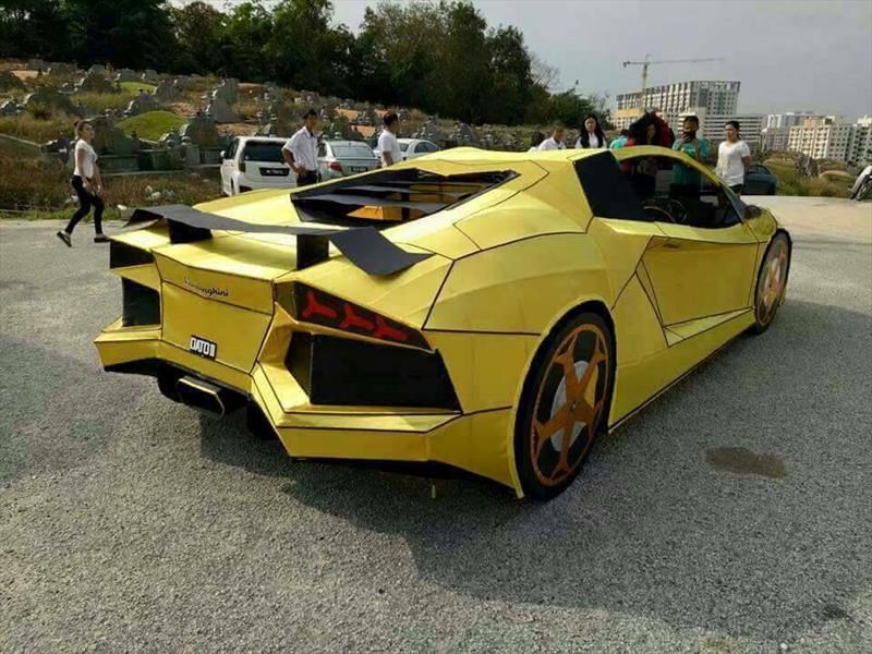 Lamborghini Aventador de papel