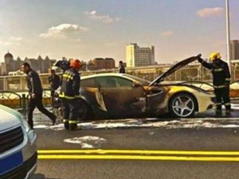 Ferrari FF en llamas