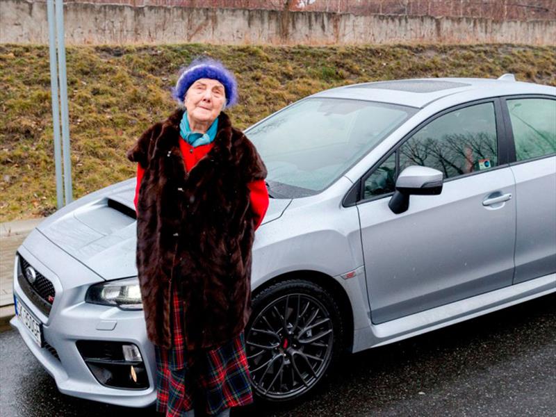 La abuela que pasea en un Subaru Impreza WRX STi