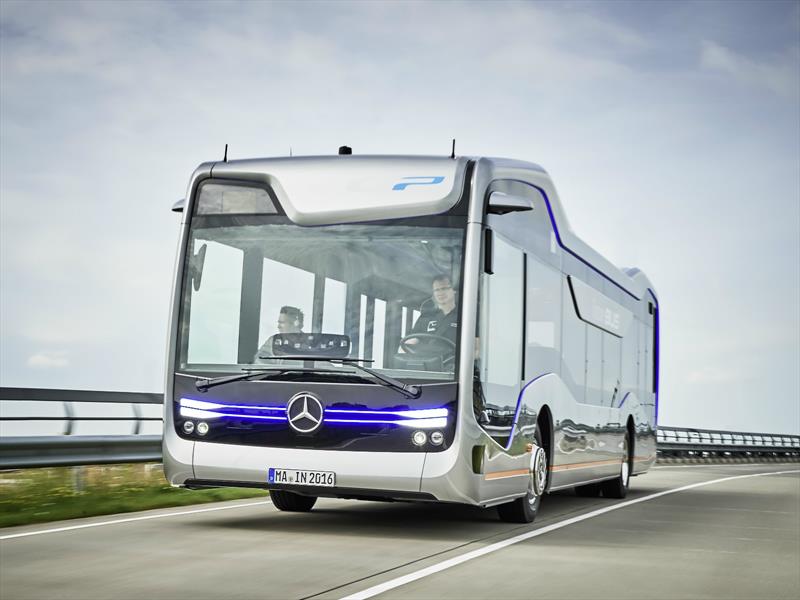 Bus semi-autónomo de Mercedes-Benz