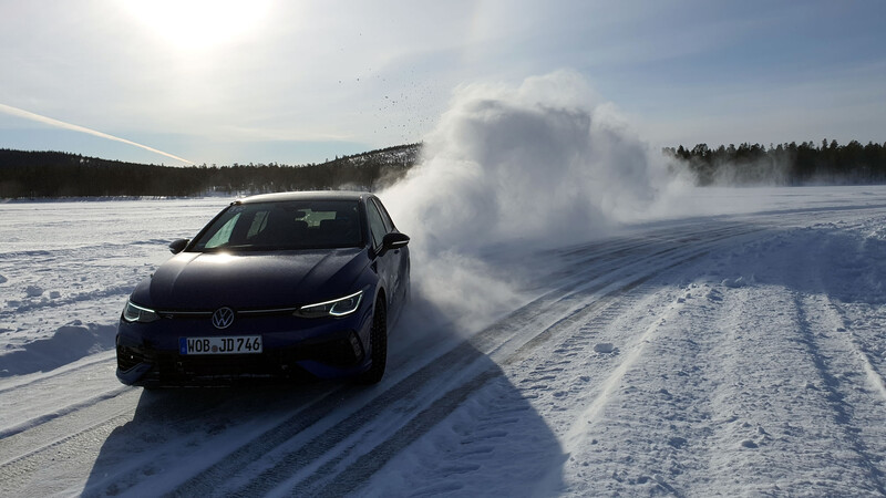 Volkswagen Golf R 2022 a prueba en la nieve