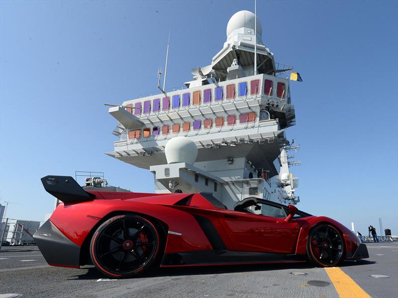 Lamborghini Veneno Roadster en un portaviones
