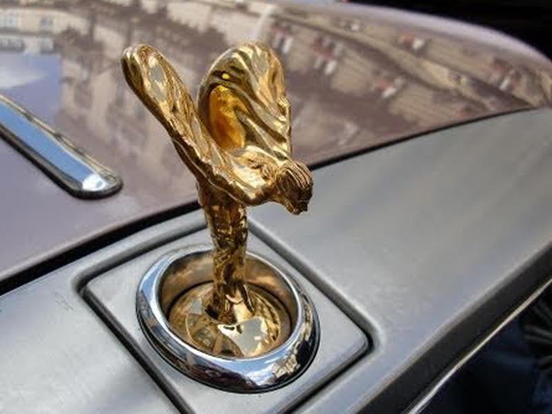Espíritu del Éxtasis de Rolls-Royce en oro