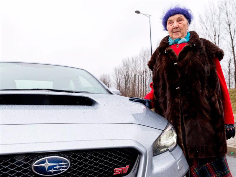 La abuela que pasea en un Subaru Impreza WRX STi