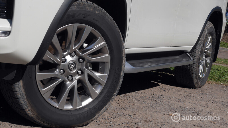 Test Drive Toyota Hilux 2021