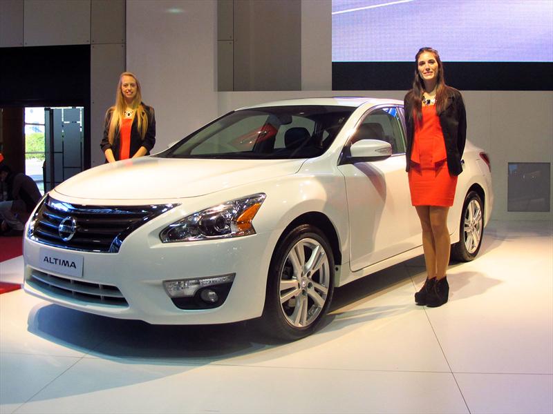 Nissan Altima y Versa en el Salón de BA 2013