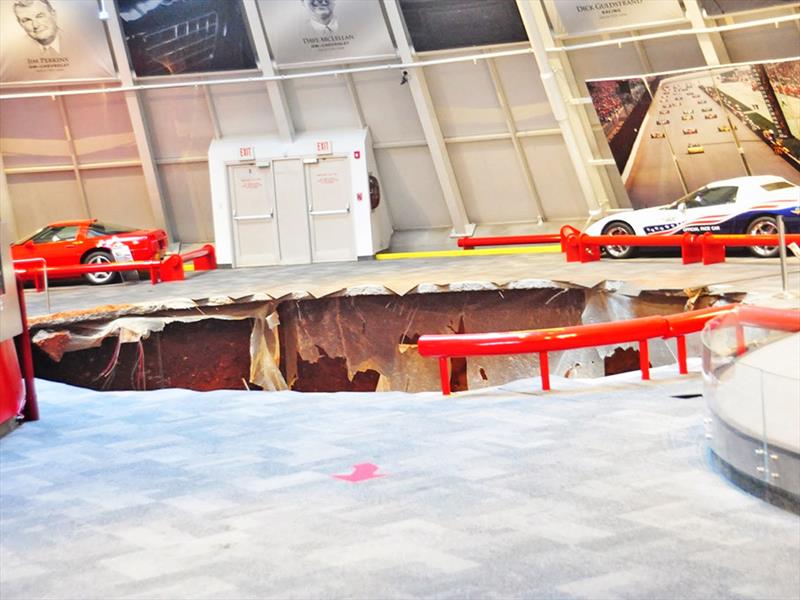 8 Corvettes clásicos son tragados por la tierra