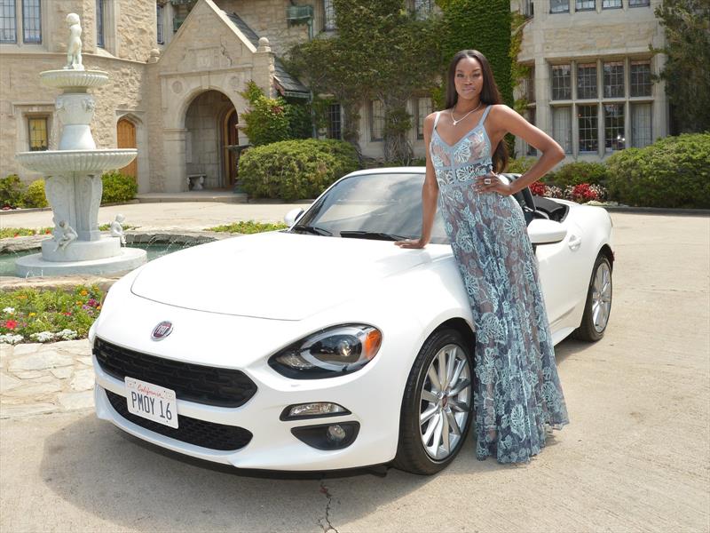 Playmate of the Year recibe un FIAT 124 Spider