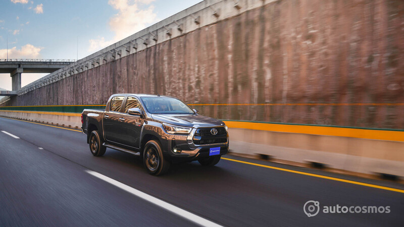 Mitsubishi L200 2021 VS Toyota Hulix 2021