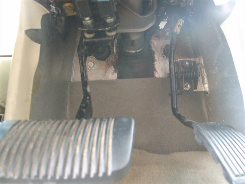 Camioneta con conductor en el asiento trasero