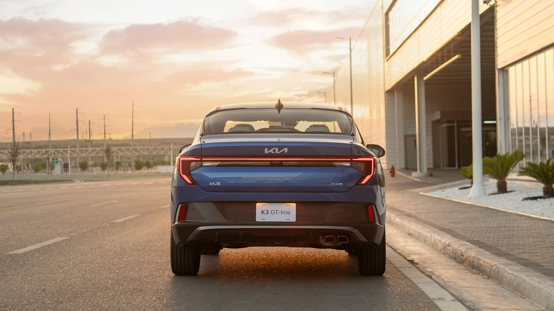 Kia K3 sedán desde todos los ángulos