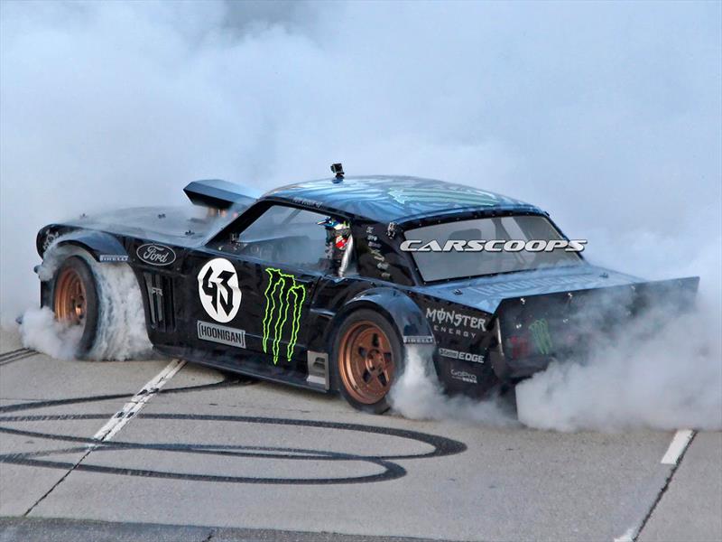 Ken Block haciendo drift con Mustang