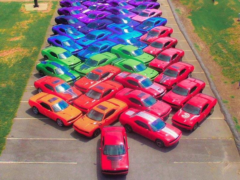 Crean un arcoíris con Dodge Challengers