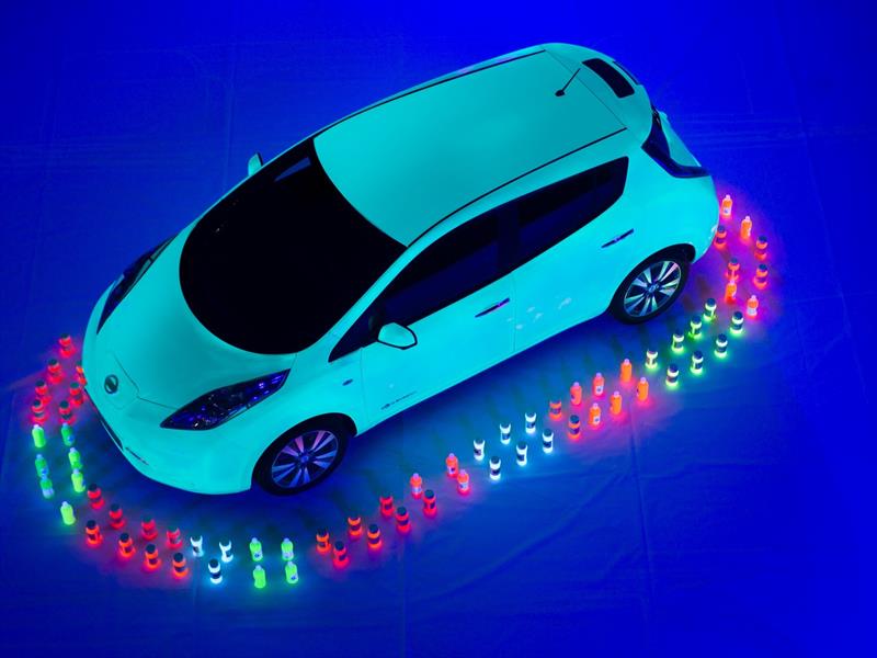 Nissan crea la pintura fluorescente más grande