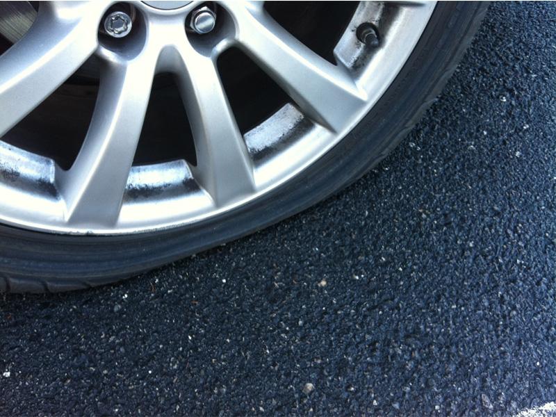 Verificar la presión de las llantas a patadas