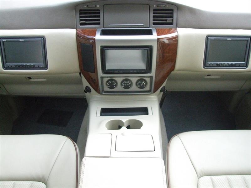 Camioneta con conductor en el asiento trasero