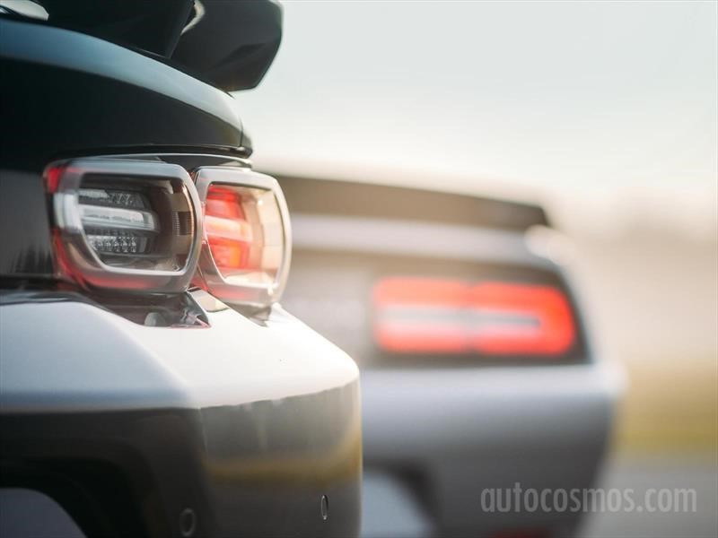 Camaro ZL1 vs Challenger SRT Hellcat Widebody