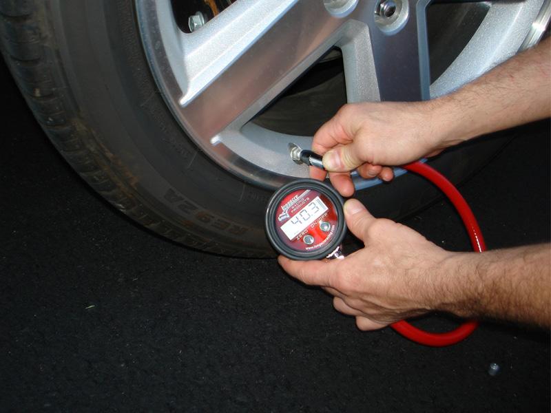 Verificar la presión de las llantas a patadas
