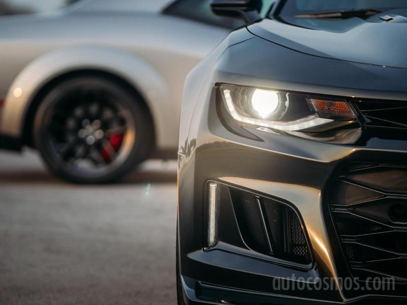Camaro ZL1 vs Challenger SRT Hellcat Widebody