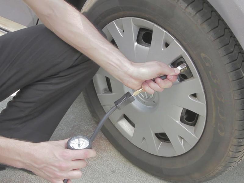 Verificar la presión de las llantas a patadas
