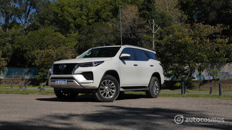 Test Drive Toyota Hilux 2021