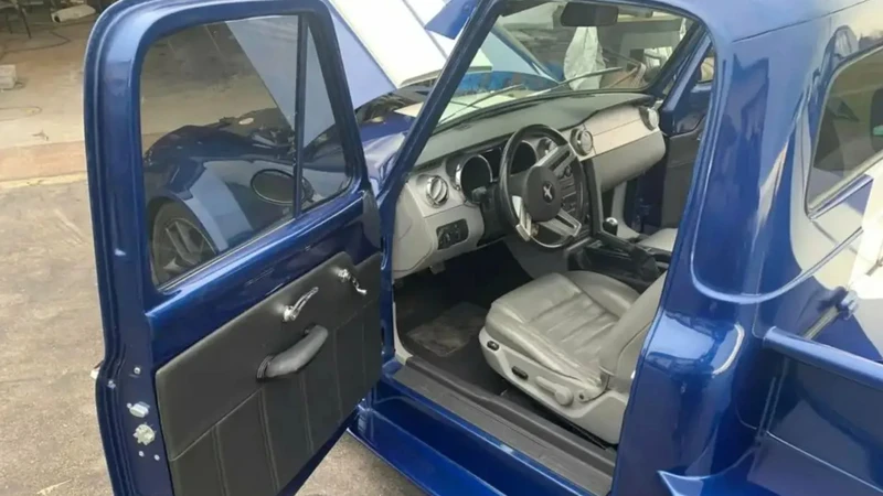 Crean una F100 con estética y V8 de Mustang