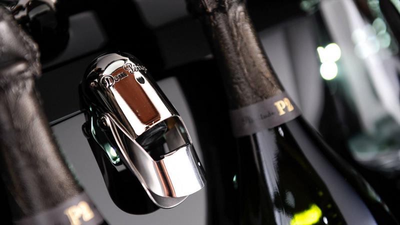 Aston Martin Rapide S una cava rodante