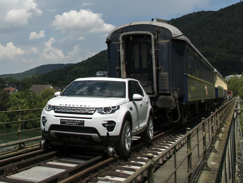 Un Land Rover Discovery Sport remolca un tren 