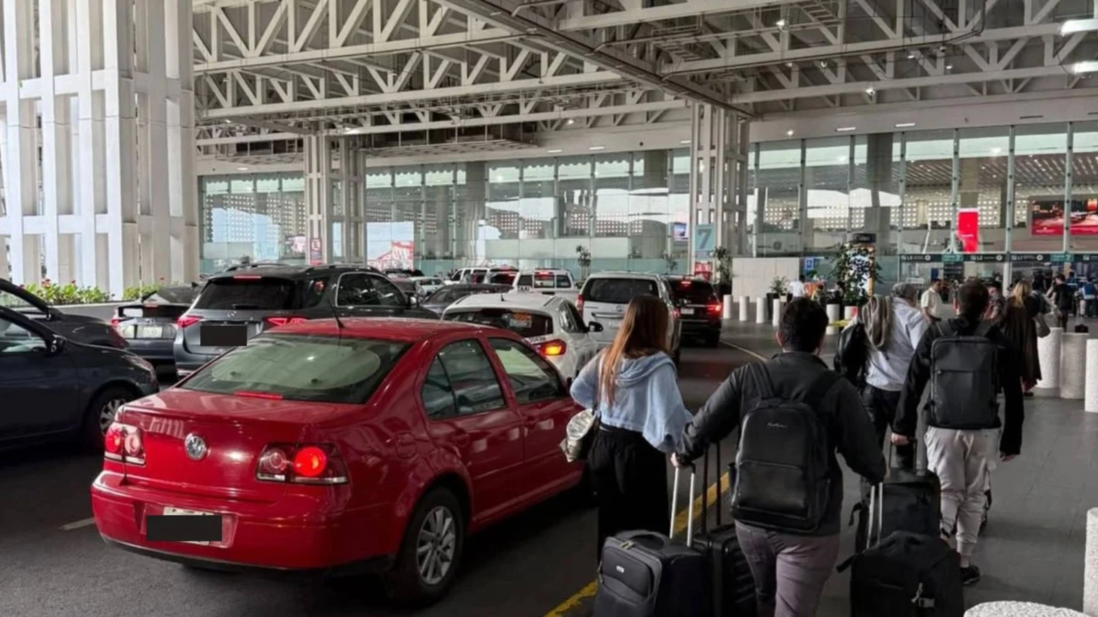 Taxistas bloquean accesos del AICM hoy para exigir prohibici뿯½n de transporte por aplicaci뿯½n