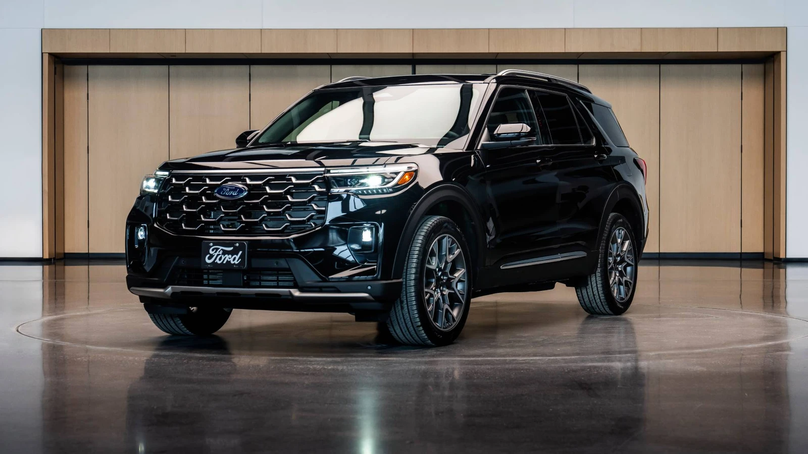 Ford Explorer h뿯½brida personalizada llega al Vaticano: el Papa Le뿯½n XIV recibe SUV hecho en Chicago