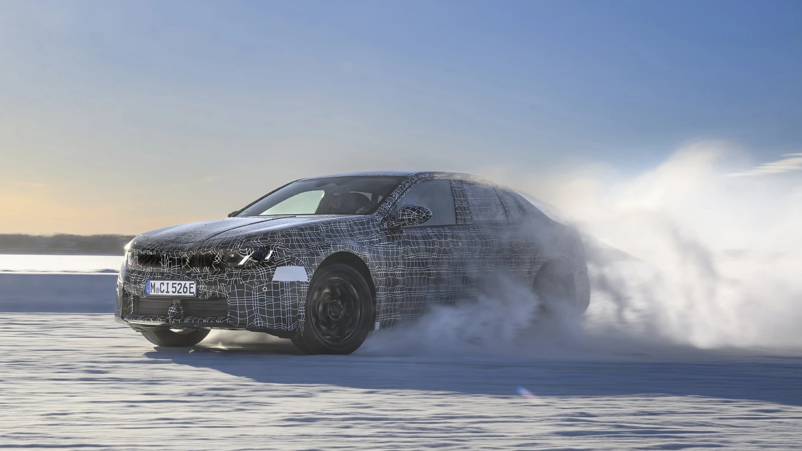 BMW i3 2026 se pasea en la nieve y confirma su fecha de lanzamiento