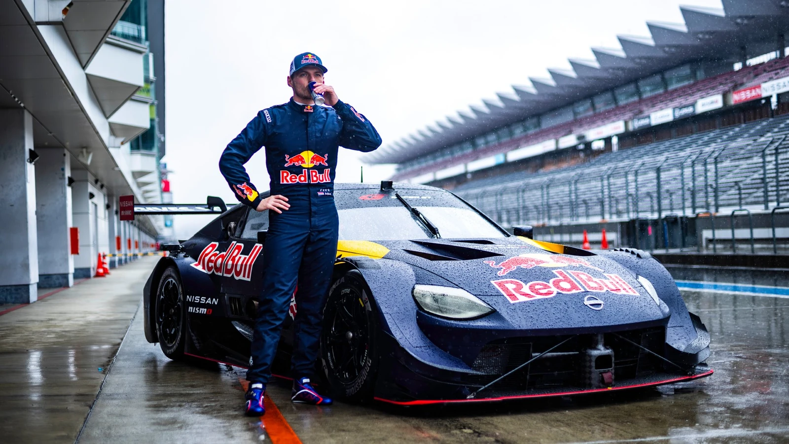 Max Verstappen se luce en un auto de la Super GT japonesa
