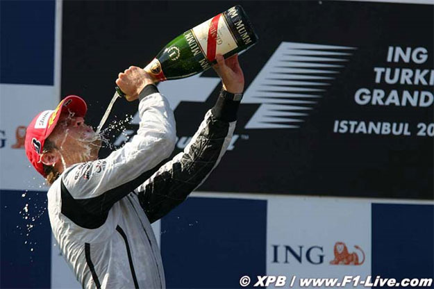 Jenson Button acaricia el campeonato de la F1