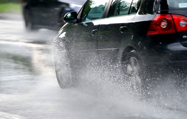 Tips y técnicas para manejar bajo la lluvia