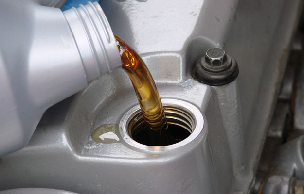¿Cuándo debo cargar aceite a mi vehículo?