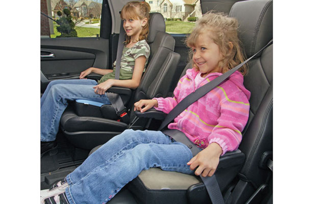 ¿Cómo deben viajar los niños y bebés en el auto?