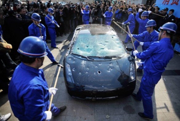 Destruyen Lamborghini Gallardo a martillazos en China