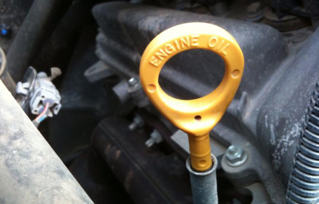 ¿Sabes cuál es la manera correcta de revisar el aceite del motor?