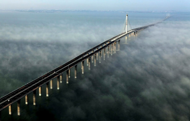 China inaugura el puente vehicular más largo sobre el mar