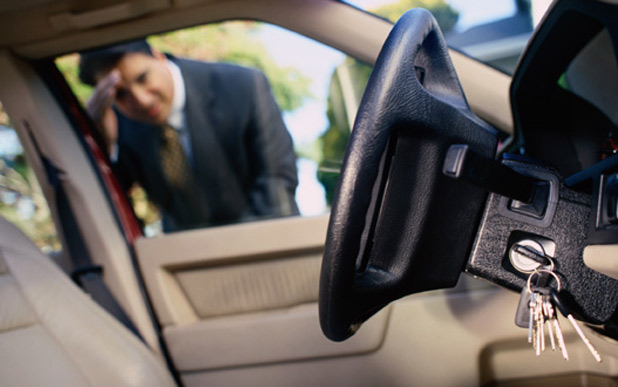 ¿Qué hacer si olvidás las llaves adentro del auto?