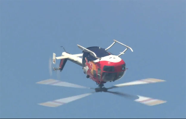 El piloto de F1 Mark Webber disfruta haciendo backflips en helicóptero